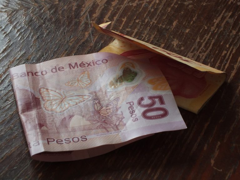 El peso mexicano continúa su racha favorable frente al dólar
