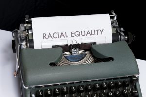 Discriminación Racial en Gimnasia: Niña Afrodescendiente Excluida de Premiación en Irlanda, con Disculpas Tardías